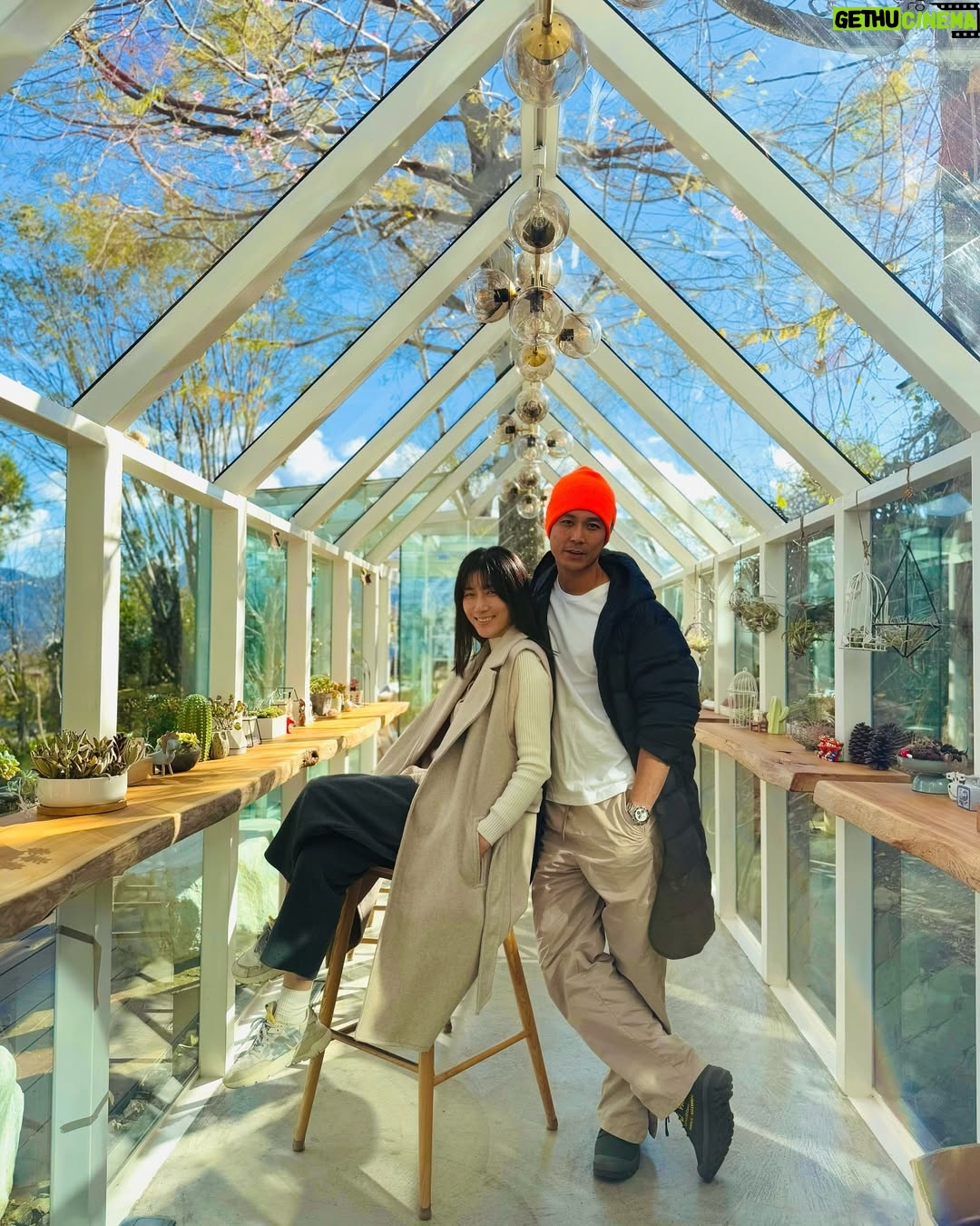 Kate Pang - 1.5K Likes - 這些年,你過得好嗎?
問你,也反問我自己。
不抽煙的你,時不時拿著香煙、打火機,說要一個人去樓下走走,我知道你心中有烏雲了,也許藉著一縷縷煙絲,可以順手牽羊帶走那片常年籠罩著你的沉重水氣,但煙太輕,帶走了一朵烏雲,卻帶不走那片灰色的湖海,烏雲的故鄉。
我,在房間,默默地想著,在你的呼吸之間,出入腦海的是什麼畫面?
我,過得好嗎?
你過得好,我就過得好,就像你說的,我在哪裡,家,就在哪裡,我想大概、也許、應該是這樣吧!我偶爾也會懷疑。
唯一可靠的相信,是那片混濁的湖,灰濛濛的海啊!終有一天會被我們家那兩顆最閃亮的太陽,蒸發到煙消雲散。
請你記得,太陽的光,是你奉獻的能量,沒有你,就沒有--我們。
致,在一片混沌之中,依舊能牽著手找尋出口的我們。
📷: @nickyloh