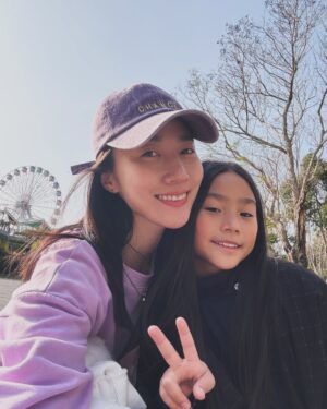 Kate Pang Instagram - 有女兒真好。

有兒子也很好，但有女兒真的很好。

當兒子飛快跑到世界的彼端，

我的手心裡，仍有一隻嫩嫩的小手被我緊握，

當兒子在鬼吼咆哮的時候，

女兒默默地跑到我身邊，輕聲細語的說：「馬麻，不要生氣。」

然後補一句「馬麻，我乖嗎？」

「妳好乖，不要跟葛格說喔！」

母女之間總是有一些男生不能知道的㊙️密。

#avery #我愛女兒 #女兒好可愛 
#男生女生一樣好 #但有女兒真好 @kandiefamily