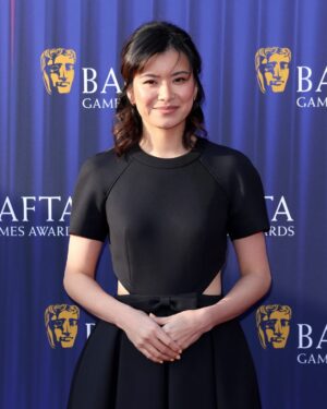 Katie Leung Instagram - BAFTA GAMES AWARDS 2025. 

Hair: @natashahollowell_hair @ghdhair 
Make up: @katrinalmcleod @vievemuse 
Dress: @huishanzhang 
Photo credit: @liatoby @gettyentertainment 

Last night, I got to give a Bafta to the one and only Karen Dunbar for Performer in a Supporting role. Karen Dunbar! No one deserved it more. What a ledge. What an honour. Thank you @BAFTA #BAFTA #BAFTAGamesAwards 🕹️