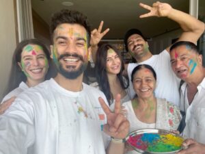 Katrina Kaif Instagram - Humaari taraf se aap sabko Happy Holi!!! ❤️🩵🧡💙 🩷💚💛