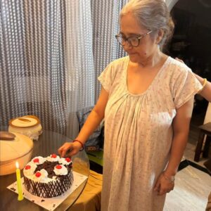Kaushambi Chakraborty Instagram - Happy birthday Maa❤️ Ager bochor o sokale shooting e beriye gechhilam raat 10 tay sudhu ekta cake niye eshechhilam tao ki khushi chhile tumi! Sudhu bolechile "ajke ektu taratari phirte parli na" Jantam na Maa ei birthday ta erom hobe biswas koro kolpona o korte pari ni kokhono erom o hote pare!  Hya hoytoh joriye dhore ador kore ajke tomay birthday wish ta korte parlam na kintu ami jani Maa tumi amar pashei achho, shob somoy achho arr shob ta dekhchho arr ek gaal hashchho😀  Tomar opodartho meye ta tomake shob cheye beshi bhalobashe Maa❤️
