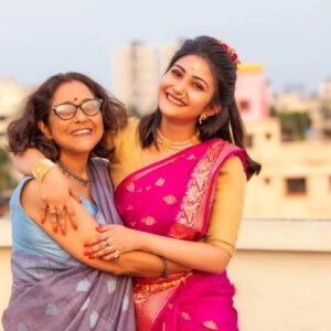 Kaushambi Chakraborty Instagram - Happy birthday Maa❤️ Ager bochor o sokale shooting e beriye gechhilam raat 10 tay sudhu ekta cake niye eshechhilam tao ki khushi chhile tumi! Sudhu bolechile "ajke ektu taratari phirte parli na" Jantam na Maa ei birthday ta erom hobe biswas koro kolpona o korte pari ni kokhono erom o hote pare!  Hya hoytoh joriye dhore ador kore ajke tomay birthday wish ta korte parlam na kintu ami jani Maa tumi amar pashei achho, shob somoy achho arr shob ta dekhchho arr ek gaal hashchho😀  Tomar opodartho meye ta tomake shob cheye beshi bhalobashe Maa❤️