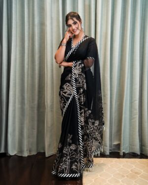 Kavya Thapar Instagram - देखूँ जो आसमाँ से तो इतनी बड़ी ज़मीं
इतनी बड़ी ज़मीन पे छोटा सा एक शहर

छोटे से एक शहर में सड़कों का एक जाल
सड़कों के जाल में छुपी वीरान सी गली

वीराँ गली के मोड़ पे तन्हा सा इक शजर
तन्हा शजर के साए में छोटा सा इक मकान

छोटे से इक मकान में कच्ची ज़मीं का सहन
कच्ची ज़मीं के सहन में खिलता हुआ गुलाब

खिलते हुए गुलाब में महका हुआ बदन
महके हुए बदन में समुंदर सा एक दिल

उस दिल की वुसअ’तों में कहीं खो गया हूँ मैं
यूँ है कि इस ज़मीं से बड़ा हो गया हूँ मैं |