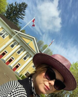 Keegan Connor Tracy Instagram - Raise your hand if you miss Storybrooke.
Or just want to dive back into the fairy tale world to escape the dumpster fire that the real world has become.
Either one.
🙋🏻‍♀️
#OUAT #onceuponatime #storybrooke #BlueFairy #fortlangley #beautifulBC