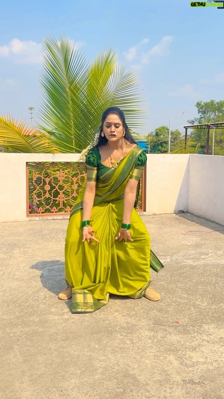 Keerthi Bhat - 34.8K Likes - š
This beautiful saree by : @nihira_designerstudio
Video by : @rakesh99_king
#surya #love #keerthibhat #radha #fun #dance