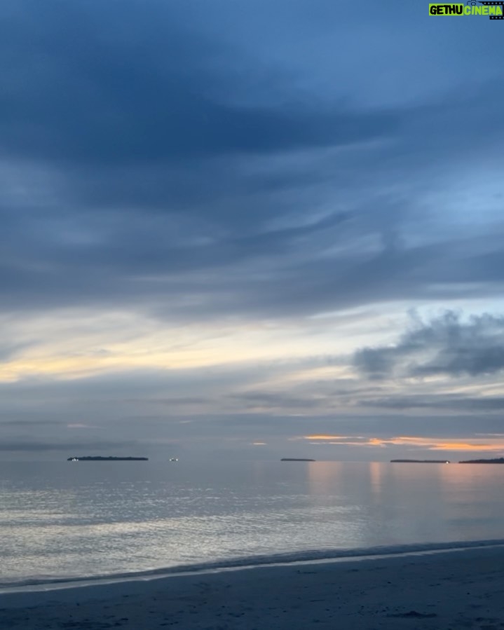 Keisya Levronka - 198.8K Likes - pulau kei dengan ‘pasir terhalus di dunia’ nyaaaa