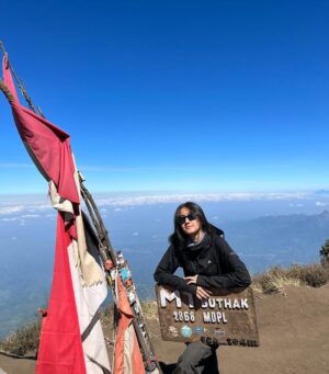 Keisya Levronka Instagram - HAAAAPPY another achievement unlooocked! 
sejak mini pgn bgt naik gunung, akhirnya berangkat dgn kesusu dan modal nekat. kerja, kerja, nongkrong, lalu mendaaki 9 10 jam tracking tp hepi sekalii 
id do it 1000x lagi 

⛺️ & pritilan @ciliwungcamp.rent selalu