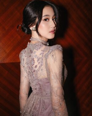 Keisya Levronka Instagram - bahagia selalu cintaku🤍 love you no matter what. 

kebaya @renzilazuardi 
accessories @subengklasik
gown @leona.atelier
📸 @3wisnu @ditasubi