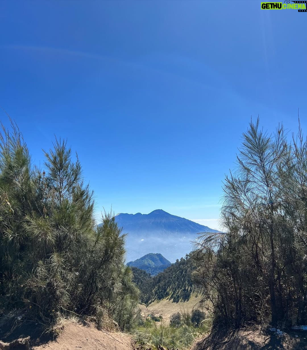 Keisya Levronka - 435.9K Likes - HAAAAPPY another achievement unlooocked!
sejak mini pgn bgt naik gunung, akhirnya berangkat dgn kesusu dan modal nekat. kerja, kerja, nongkrong, lalu mendaaki 9 10 jam tracking tp hepi sekalii
id do it 1000x lagi
āŗļø & pritilan @ciliwungcamp.rent selalu