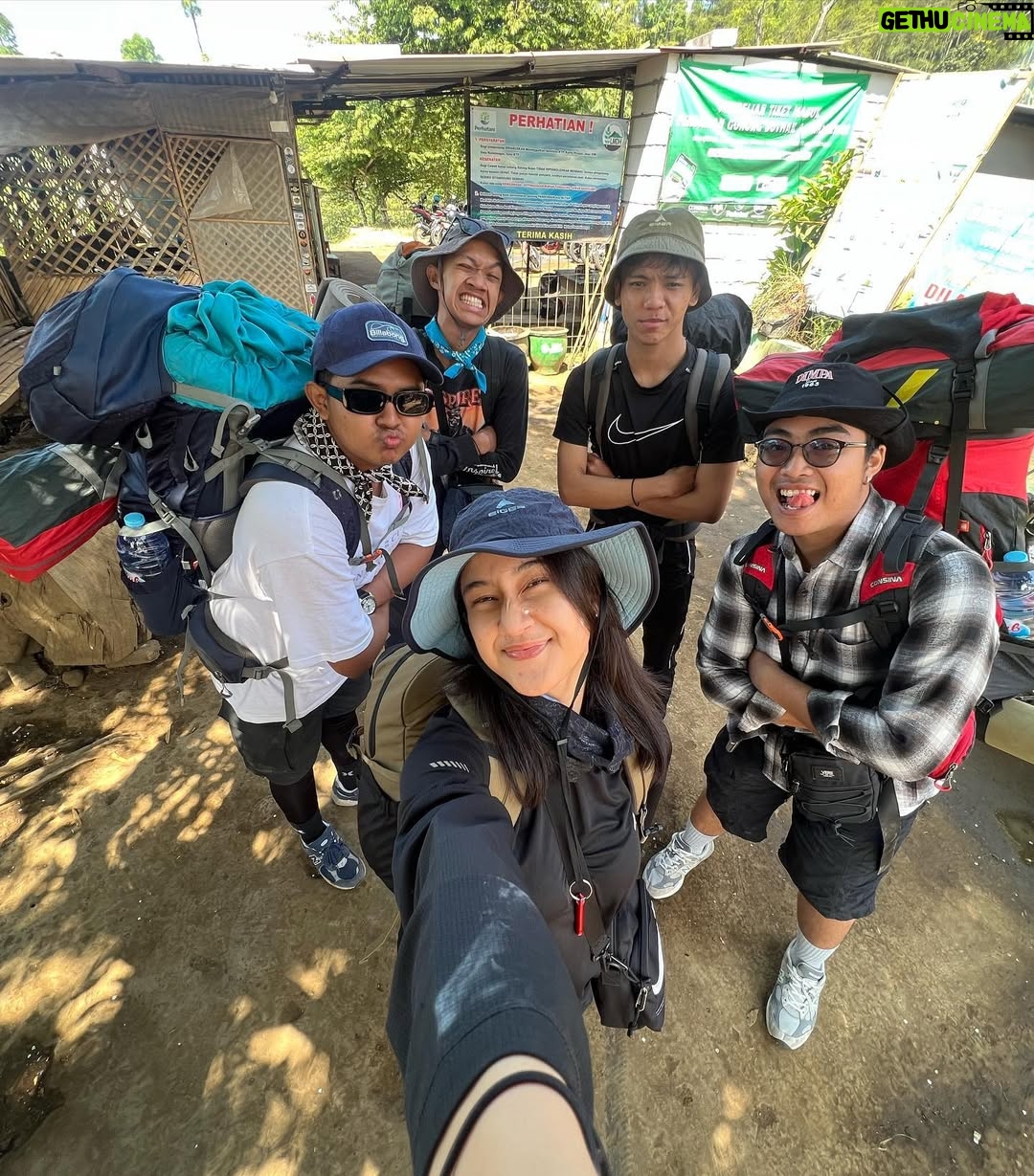 Keisya Levronka - 435.9K Likes - HAAAAPPY another achievement unlooocked!
sejak mini pgn bgt naik gunung, akhirnya berangkat dgn kesusu dan modal nekat. kerja, kerja, nongkrong, lalu mendaaki 9 10 jam tracking tp hepi sekalii
id do it 1000x lagi
āŗļø & pritilan @ciliwungcamp.rent selalu