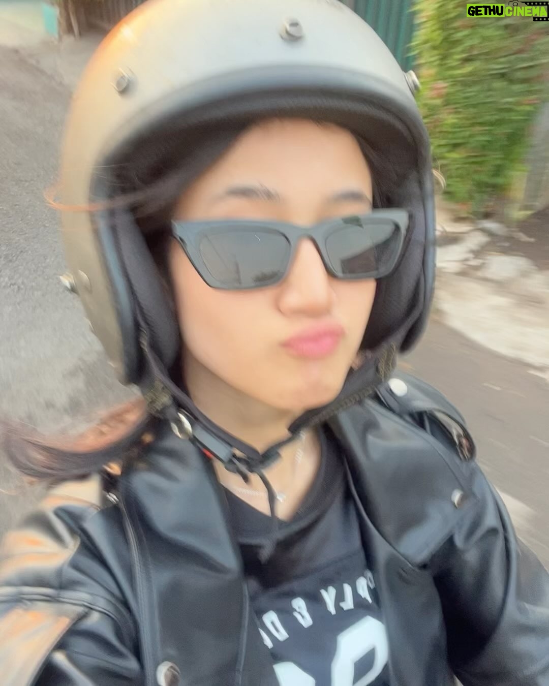 Keisya Levronka - 107.6K Likes - jwogjaaaaaa sewa motor gratis di @rijay (gatau ignya thx)