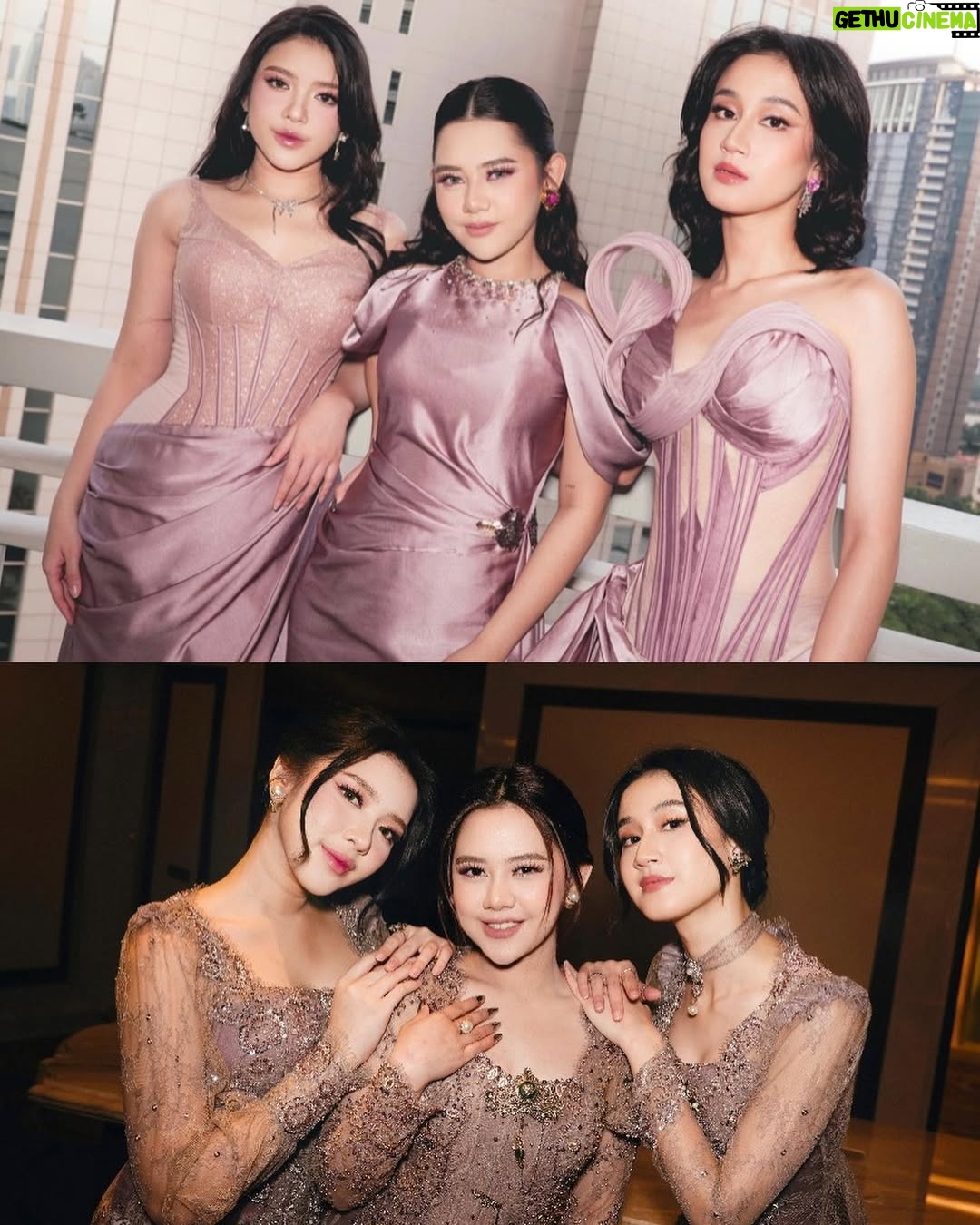 Keisya Levronka - 377.4K Likes - bahagia selalu cintakuš¤ love you no matter what.
kebaya @renzilazuardi
accessories @subengklasik
gown @leona.atelier
šø @3wisnu @ditasubi