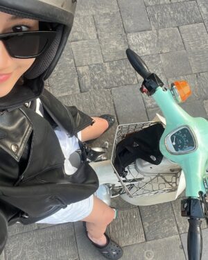 Keisya Levronka Instagram - jwogjaaaaaa sewa motor gratis di @rijay (gatau ignya thx)