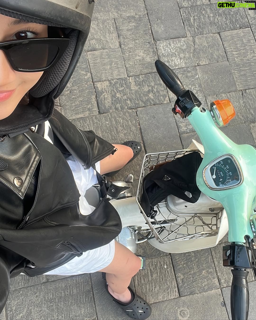 Keisya Levronka - 107.6K Likes - jwogjaaaaaa sewa motor gratis di @rijay (gatau ignya thx)