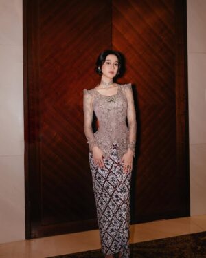 Keisya Levronka Instagram - bahagia selalu cintaku🤍 love you no matter what. 

kebaya @renzilazuardi 
accessories @subengklasik
gown @leona.atelier
📸 @3wisnu @ditasubi