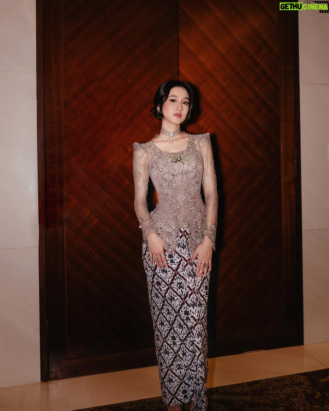 Keisya Levronka - 377.4K Likes - bahagia selalu cintakuš¤ love you no matter what.
kebaya @renzilazuardi
accessories @subengklasik
gown @leona.atelier
šø @3wisnu @ditasubi