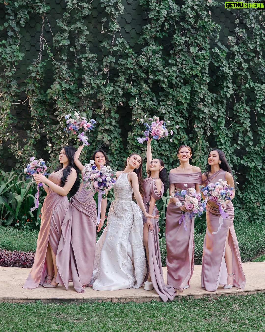 Keisya Levronka - 377.4K Likes - bahagia selalu cintakuš¤ love you no matter what.
kebaya @renzilazuardi
accessories @subengklasik
gown @leona.atelier
šø @3wisnu @ditasubi