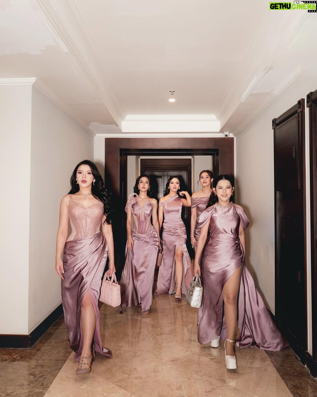 Keisya Levronka - 377.4K Likes - bahagia selalu cintakuš¤ love you no matter what.
kebaya @renzilazuardi
accessories @subengklasik
gown @leona.atelier
šø @3wisnu @ditasubi