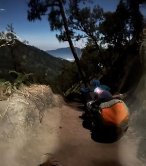 Keisya Levronka Instagram - HAAAAPPY another achievement unlooocked! 
sejak mini pgn bgt naik gunung, akhirnya berangkat dgn kesusu dan modal nekat. kerja, kerja, nongkrong, lalu mendaaki 9 10 jam tracking tp hepi sekalii 
id do it 1000x lagi 

⛺️ & pritilan @ciliwungcamp.rent selalu