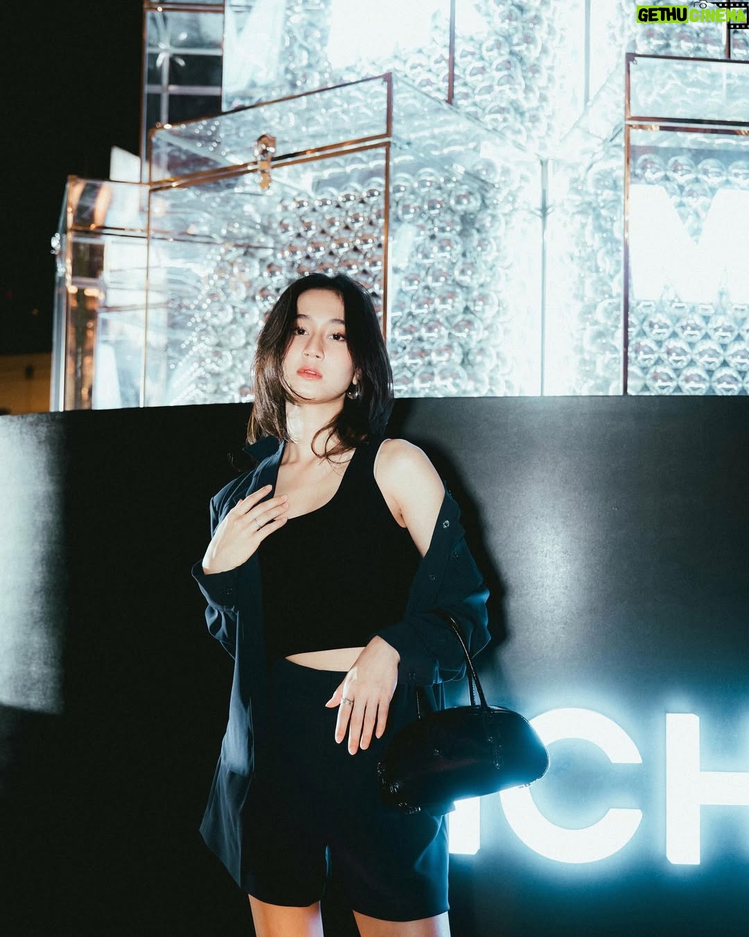 Keisya Levronka - 114.6K Likes - light up the holidays with @michaelkors
#mkpartner #MKHolidayID @valiram
šø @ditasubi