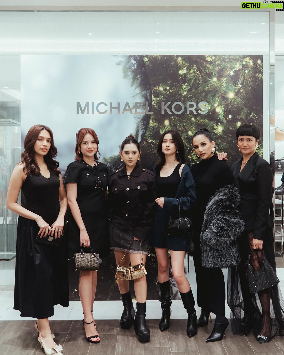 Keisya Levronka - 114.6K Likes - light up the holidays with @michaelkors
#mkpartner #MKHolidayID @valiram
šø @ditasubi