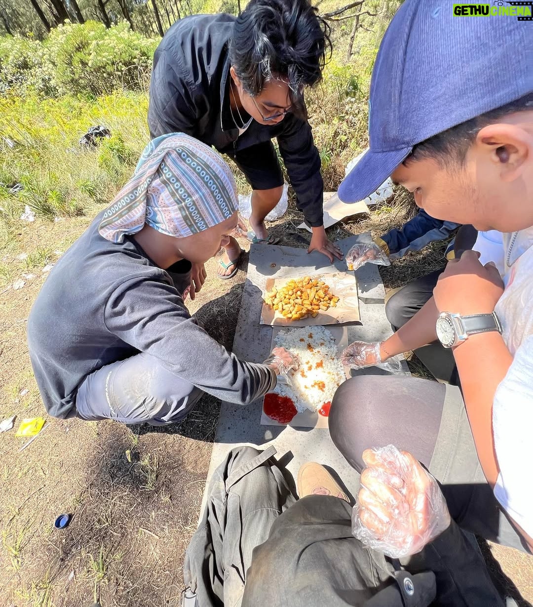 Keisya Levronka - 435.9K Likes - HAAAAPPY another achievement unlooocked!
sejak mini pgn bgt naik gunung, akhirnya berangkat dgn kesusu dan modal nekat. kerja, kerja, nongkrong, lalu mendaaki 9 10 jam tracking tp hepi sekalii
id do it 1000x lagi
āŗļø & pritilan @ciliwungcamp.rent selalu