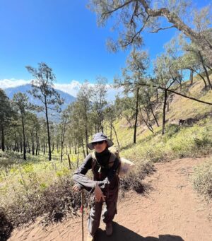 Keisya Levronka Instagram - HAAAAPPY another achievement unlooocked! 
sejak mini pgn bgt naik gunung, akhirnya berangkat dgn kesusu dan modal nekat. kerja, kerja, nongkrong, lalu mendaaki 9 10 jam tracking tp hepi sekalii 
id do it 1000x lagi 

⛺️ & pritilan @ciliwungcamp.rent selalu