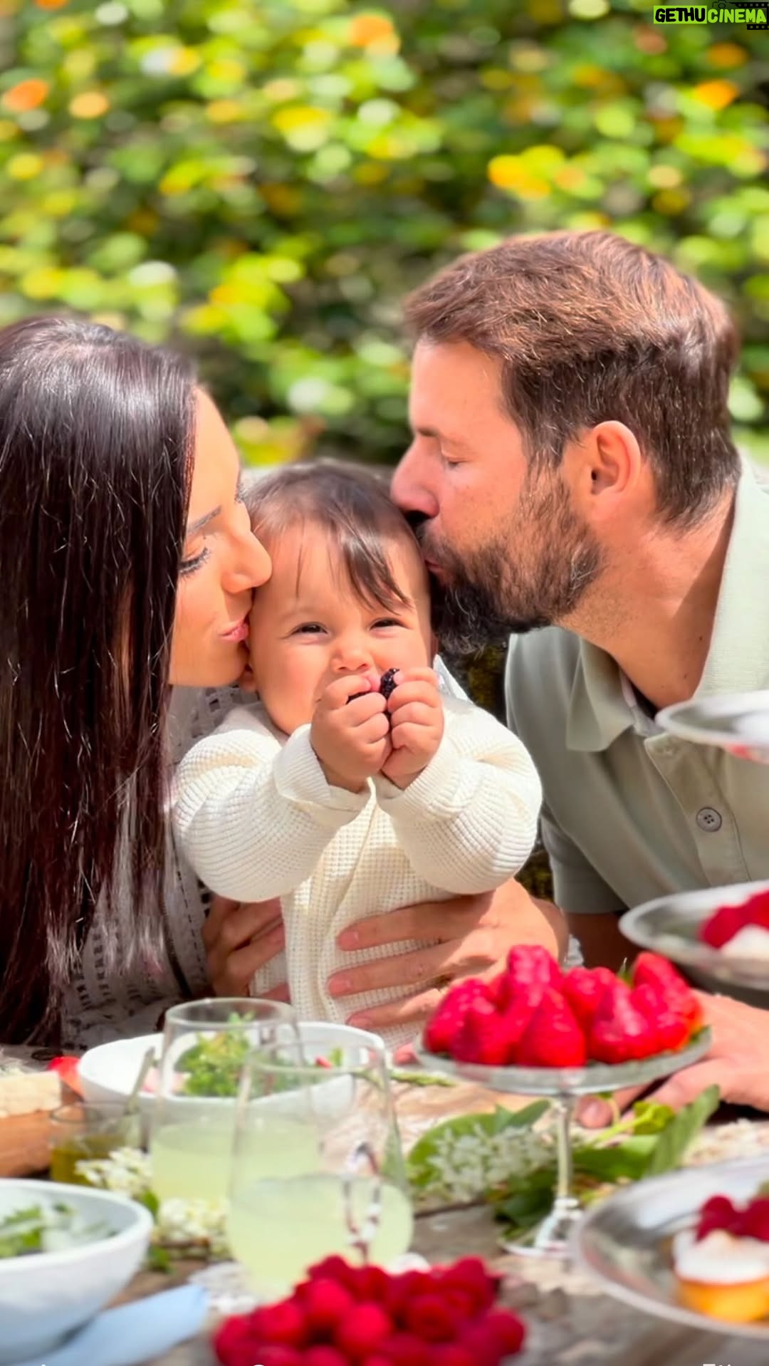 Kelly Baron - 4K Likes - Primeiro piquenique nós 3! O Miguel adorou a experiência e de descobrir novos sabores ❤️ Amo a nossa família!