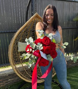 Kelly Helard Instagram - 🎉 34 ans aujourd’hui ! 🎂✨

Le temps passe à une vitesse folle… J’appréhendais tellement de passer la trentaine, et finalement, ce sont les plus belles années de ma vie ! 🥰💫

Pour fêter ça avec vous, j’ai décidé de vous gâter avec un super concours ! 🎁🌸🏩

👉 À gagner :
💐 Un magnifique bouquet de fleurs (Île-de-France / région parisienne) @dame_anais 
OU
💖 Une nuit inoubliable dans une Love Room à Tours @lovingspa_tours 

Pour participer :
1️⃣ Dites-moi en commentaire ce que vous souhaitez gagner
2️⃣ Mentionnez deux ami(e)s
3️⃣ Abonnez-vous aux comptes concernés

Bonne chance à tous et merci d’être là au quotidien, vous êtes ma plus belle communauté ! 🫶✨

#collaborationnonrémunérée 
#Concours #Anniversaire #Giveaway #34ans #Merci 💕