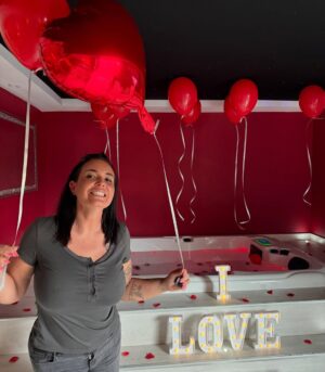Kelly Helard Instagram - 🎉 34 ans aujourd’hui ! 🎂✨

Le temps passe à une vitesse folle… J’appréhendais tellement de passer la trentaine, et finalement, ce sont les plus belles années de ma vie ! 🥰💫

Pour fêter ça avec vous, j’ai décidé de vous gâter avec un super concours ! 🎁🌸🏩

👉 À gagner :
💐 Un magnifique bouquet de fleurs (Île-de-France / région parisienne) @dame_anais 
OU
💖 Une nuit inoubliable dans une Love Room à Tours @lovingspa_tours 

Pour participer :
1️⃣ Dites-moi en commentaire ce que vous souhaitez gagner
2️⃣ Mentionnez deux ami(e)s
3️⃣ Abonnez-vous aux comptes concernés

Bonne chance à tous et merci d’être là au quotidien, vous êtes ma plus belle communauté ! 🫶✨

#collaborationnonrémunérée 
#Concours #Anniversaire #Giveaway #34ans #Merci 💕