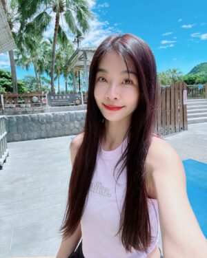 Kelly Huang Instagram - 音樂系系出遊🎵
在台東度過愉快的週末💙
天空很藍 溫泉很暖 ♨️
系上同學學長學姐主任
跟大家出來放鬆一下
暫時先放下課業的壓力
享受台東的好山好水 🫶
超感謝一個妹妹 拿著煮好的玉米送我
她說：「小嫻，這個是我媽媽煮的，她很喜歡妳💝請妳吃🤩🤩」

太感恩了😇🤩

我把這個小幸福送給大家
希望大家都可以有好心情喔🤩💝