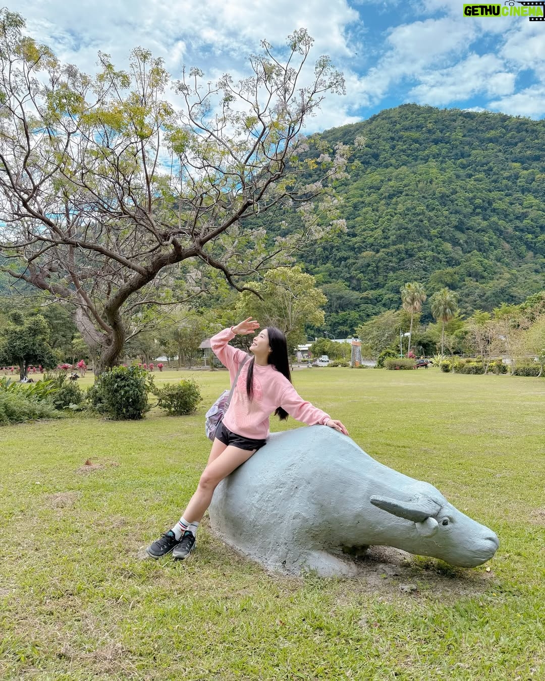 Kelly Huang - 3.4K Likes - 音樂系系出遊🎵
在台東度過愉快的週末💙
天空很藍 溫泉很暖 ♨️
系上同學學長學姐主任
跟大家出來放鬆一下
暫時先放下課業的壓力
享受台東的好山好水 🫶
超感謝一個妹妹 拿著煮好的玉米送我
她說:「小嫻,這個是我媽媽煮的,她很喜歡妳💝請妳吃🤩🤩」
太感恩了😇🤩
我把這個小幸福送給大家
希望大家都可以有好心情喔🤩💝