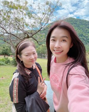 Kelly Huang Instagram - 音樂系系出遊🎵
在台東度過愉快的週末💙
天空很藍 溫泉很暖 ♨️
系上同學學長學姐主任
跟大家出來放鬆一下
暫時先放下課業的壓力
享受台東的好山好水 🫶
超感謝一個妹妹 拿著煮好的玉米送我
她說：「小嫻，這個是我媽媽煮的，她很喜歡妳💝請妳吃🤩🤩」

太感恩了😇🤩

我把這個小幸福送給大家
希望大家都可以有好心情喔🤩💝