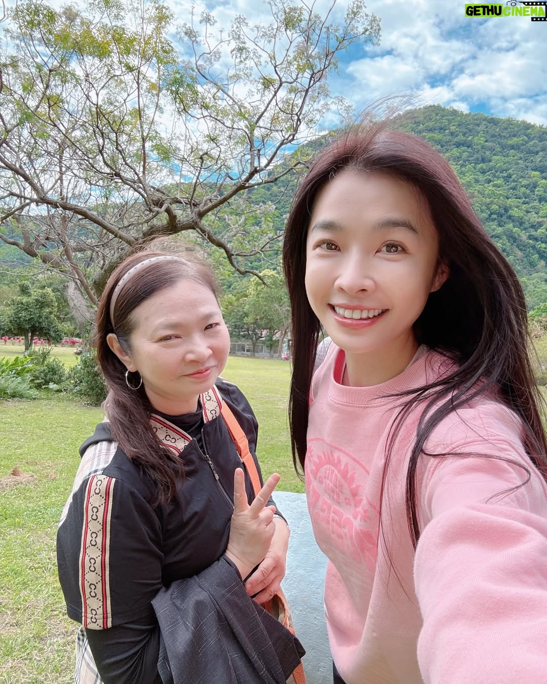 Kelly Huang - 3.4K Likes - 音樂系系出遊🎵
在台東度過愉快的週末💙
天空很藍 溫泉很暖 ♨️
系上同學學長學姐主任
跟大家出來放鬆一下
暫時先放下課業的壓力
享受台東的好山好水 🫶
超感謝一個妹妹 拿著煮好的玉米送我
她說:「小嫻,這個是我媽媽煮的,她很喜歡妳💝請妳吃🤩🤩」
太感恩了😇🤩
我把這個小幸福送給大家
希望大家都可以有好心情喔🤩💝