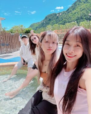 Kelly Huang Instagram - 音樂系系出遊🎵
在台東度過愉快的週末💙
天空很藍 溫泉很暖 ♨️
系上同學學長學姐主任
跟大家出來放鬆一下
暫時先放下課業的壓力
享受台東的好山好水 🫶
超感謝一個妹妹 拿著煮好的玉米送我
她說：「小嫻，這個是我媽媽煮的，她很喜歡妳💝請妳吃🤩🤩」

太感恩了😇🤩

我把這個小幸福送給大家
希望大家都可以有好心情喔🤩💝