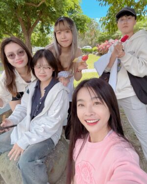 Kelly Huang Instagram - 音樂系系出遊🎵
在台東度過愉快的週末💙
天空很藍 溫泉很暖 ♨️
系上同學學長學姐主任
跟大家出來放鬆一下
暫時先放下課業的壓力
享受台東的好山好水 🫶
超感謝一個妹妹 拿著煮好的玉米送我
她說：「小嫻，這個是我媽媽煮的，她很喜歡妳💝請妳吃🤩🤩」

太感恩了😇🤩

我把這個小幸福送給大家
希望大家都可以有好心情喔🤩💝