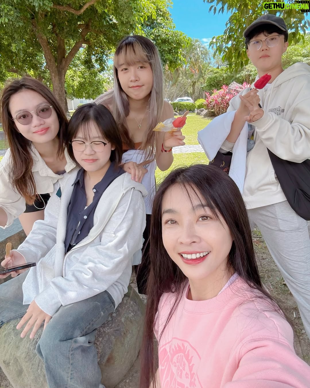 Kelly Huang - 3.4K Likes - 音樂系系出遊🎵
在台東度過愉快的週末💙
天空很藍 溫泉很暖 ♨️
系上同學學長學姐主任
跟大家出來放鬆一下
暫時先放下課業的壓力
享受台東的好山好水 🫶
超感謝一個妹妹 拿著煮好的玉米送我
她說:「小嫻,這個是我媽媽煮的,她很喜歡妳💝請妳吃🤩🤩」
太感恩了😇🤩
我把這個小幸福送給大家
希望大家都可以有好心情喔🤩💝