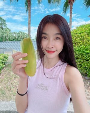 Kelly Huang Instagram - 音樂系系出遊🎵
在台東度過愉快的週末💙
天空很藍 溫泉很暖 ♨️
系上同學學長學姐主任
跟大家出來放鬆一下
暫時先放下課業的壓力
享受台東的好山好水 🫶
超感謝一個妹妹 拿著煮好的玉米送我
她說：「小嫻，這個是我媽媽煮的，她很喜歡妳💝請妳吃🤩🤩」

太感恩了😇🤩

我把這個小幸福送給大家
希望大家都可以有好心情喔🤩💝