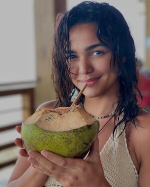Kiara Liz Instagram - Rincón es Magia ✨

Es el lugar de escape de muchos y un paraíso para los que viven allí. Un paraíso que respetan, que protegen y conservan. De verdad, mi admiración para todos los que han estado protestando. Ustedes tienen la razón, solo un ciego no lo ve. Hacer una construcción sin respetar la zona marítimo terrestre es una pérdida de dinero. Su tiempo de vida probablemente será menos de 5 años (solo basta mirar las condiciones en las que están todos los otros paseos que se construyen en la costa). Millones de dólares botados a la basura. Aquí está demostrado que nuestros líderes no quieren a PR, no valoran sus recursos naturales y todo es un negocio y un ego desmedido. Triste por demás