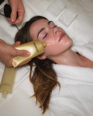 Kiernan Shipka Instagram - The secret to Actress Kiernan Shipka’s red carpet routine? Getting ready with CHANEL Skin Expert @thebeautysandwich—firming, lifting and sculpting the appearance of her skin with the ultimate combination of infrared light, radio-frequency technology and the restorative power of the SUBLIMAGE skincare line! #welovecoco
(@kiernanshipka)

—
SUBLIMAGE L’HUILE-EN-GEL DE DÉMAQUILLAGE Ultimate Comfort and Radiance-Revealing Gel-to-Oil Cleanser
SUBLIMAGE LA LOTION
SUBLIMAGE LE MASQUE Ultimate Mask
SUBLIMAGE LE SÉRUM Ultimate Serum 
SUBLIMAGE LE SÉRUM YEUX Ultimate Eye Serum 
SUBLIMAGE LA CRÈME YEUX Ultimate Eye Cream 
SUBLIMAGE LA CRÈME TEXTURE UNIVERSELLE Ultimate Cream

#KiernanShipka