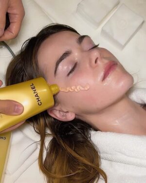 Kiernan Shipka Instagram - The secret to Actress Kiernan Shipka’s red carpet routine? Getting ready with CHANEL Skin Expert @thebeautysandwich—firming, lifting and sculpting the appearance of her skin with the ultimate combination of infrared light, radio-frequency technology and the restorative power of the SUBLIMAGE skincare line! #welovecoco
(@kiernanshipka)

—
SUBLIMAGE L’HUILE-EN-GEL DE DÉMAQUILLAGE Ultimate Comfort and Radiance-Revealing Gel-to-Oil Cleanser
SUBLIMAGE LA LOTION
SUBLIMAGE LE MASQUE Ultimate Mask
SUBLIMAGE LE SÉRUM Ultimate Serum 
SUBLIMAGE LE SÉRUM YEUX Ultimate Eye Serum 
SUBLIMAGE LA CRÈME YEUX Ultimate Eye Cream 
SUBLIMAGE LA CRÈME TEXTURE UNIVERSELLE Ultimate Cream

#KiernanShipka