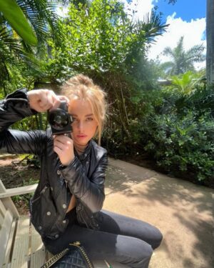 Kijsa Gifford Instagram - picnic and pics at the butterfly garden🦋