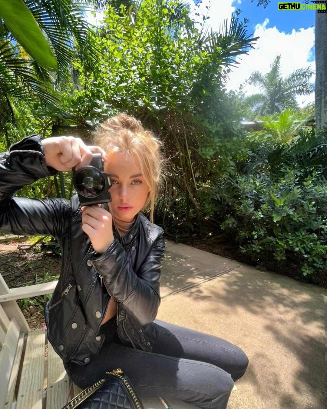 Kijsa Gifford - 12.1K Likes - picnic and pics at the butterfly gardenš¦