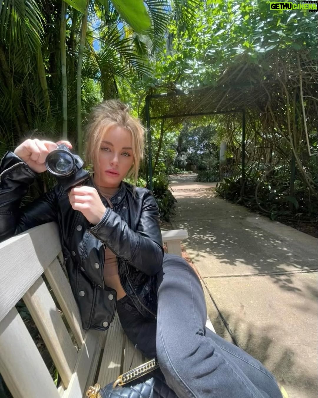 Kijsa Gifford - 12.1K Likes - picnic and pics at the butterfly gardenš¦