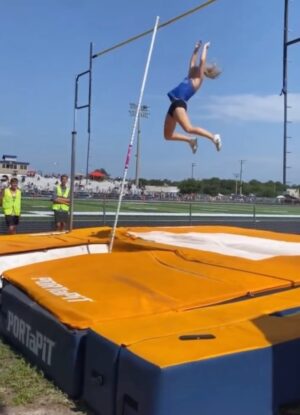 Kijsa Gifford Instagram - Missing it more everyday #polevaulter