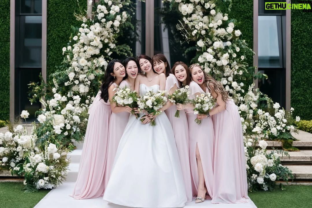 Kiki Lin - 25.9K Likes - 關於陳曾美滿盛大的婚禮part1.
我的雙胞胎曾小姐除了傳來一張說我們真的好像之外
第二張就是我的鬼臉大特寫
還說他笑出聲¯\_(ツ)_/¯?
還好除了這張以外我們有好多好多好多可愛的照片😆♥️
幸福美滿💝💝💝