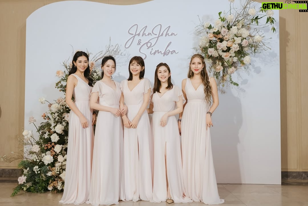 Kiki Lin - 25.9K Likes - 關於陳曾美滿盛大的婚禮part1.
我的雙胞胎曾小姐除了傳來一張說我們真的好像之外
第二張就是我的鬼臉大特寫
還說他笑出聲¯\_(ツ)_/¯?
還好除了這張以外我們有好多好多好多可愛的照片😆♥️
幸福美滿💝💝💝