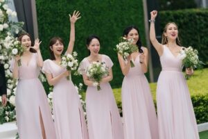 Kiki Lin Instagram - 關於陳曾美滿盛大的婚禮part1.
我的雙胞胎曾小姐除了傳來一張說我們真的好像之外
第二張就是我的鬼臉大特寫
還說他笑出聲¯\_(ツ)_/¯？

還好除了這張以外我們有好多好多好多可愛的照片😆♥️
幸福美滿💝💝💝