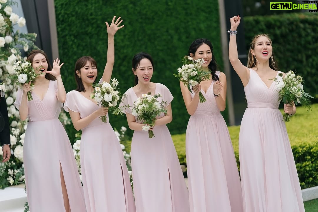 Kiki Lin - 25.9K Likes - 關於陳曾美滿盛大的婚禮part1.
我的雙胞胎曾小姐除了傳來一張說我們真的好像之外
第二張就是我的鬼臉大特寫
還說他笑出聲¯\_(ツ)_/¯?
還好除了這張以外我們有好多好多好多可愛的照片😆♥️
幸福美滿💝💝💝