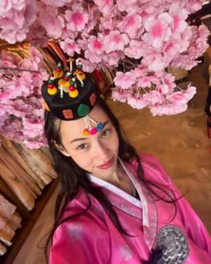 Kiko Mizuhara Instagram - 祖先の故郷、釜山へ。
おばあちゃんと一緒に家族旅行🐙🇰🇷
初めての釜山！祖先の事をたくさん考えた🚶💭
家族で来られて良かった。また帰ってくる！🫶🏻
✴︎
Visiting my ancestral hometown, Busan, with my grandma on a family trip❤️ It's my first time in Busan, and I've been reflecting a lot on my ancestors. I'm so grateful to be here with my family. Can't wait to come back again!